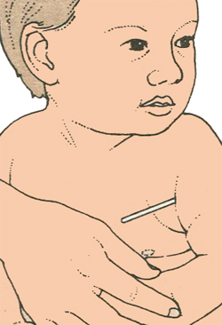 Измерение температуры тела у младенца