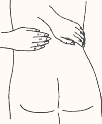 Положение рук на нижней части спины, позволяющее выполнять стимуляцию почек и надпочечников